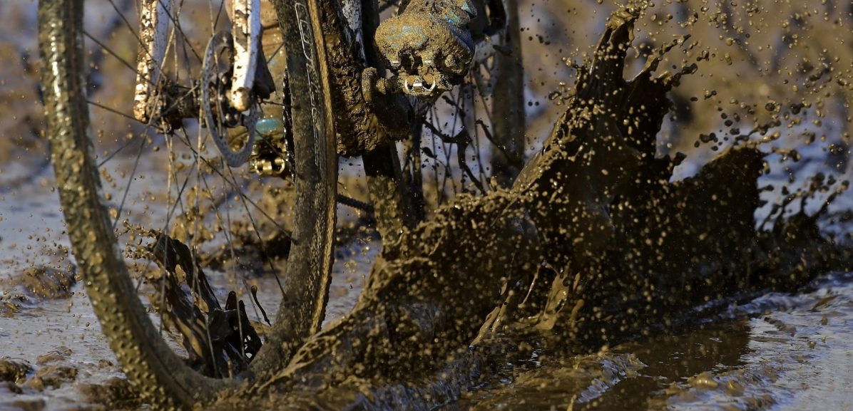 Parcours NK veldrijden deels onder water: “Het moet geen NK zwemmen worden”