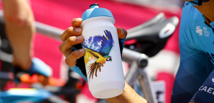 Astana Qazaqstan-profs fietsen met papegaai Frankie door woonplaats Scarponi