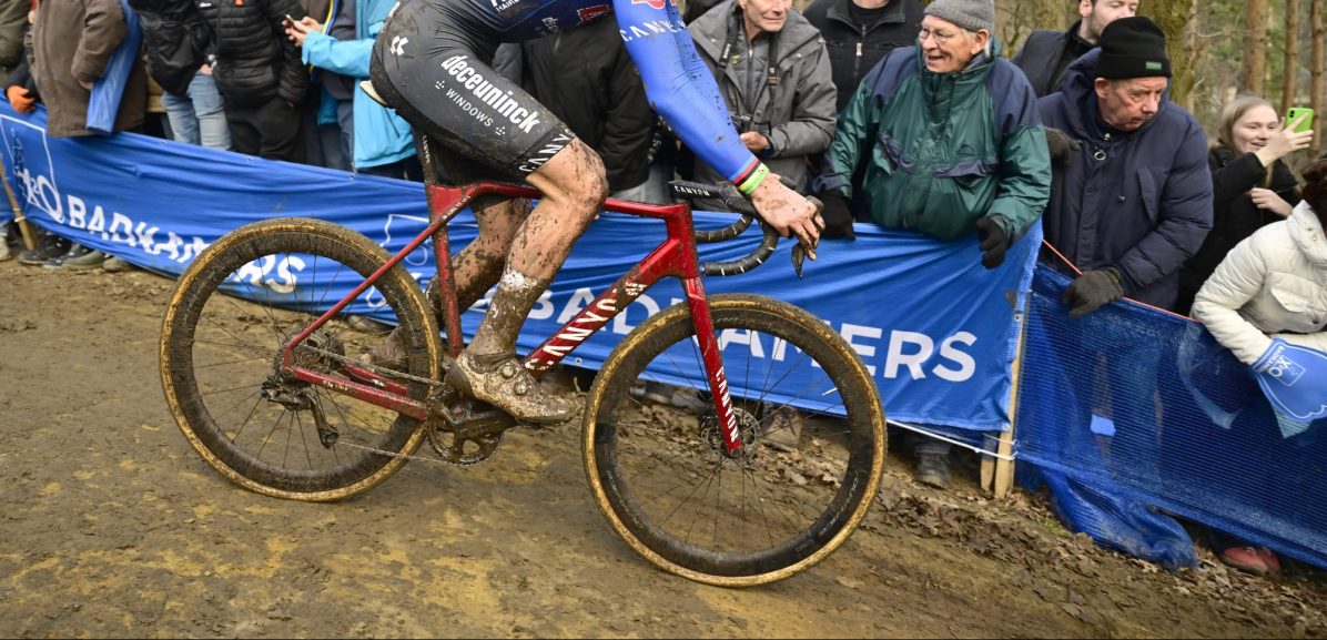 Mathieu van der Poel test ook in het veld nieuwe Canyon-fiets