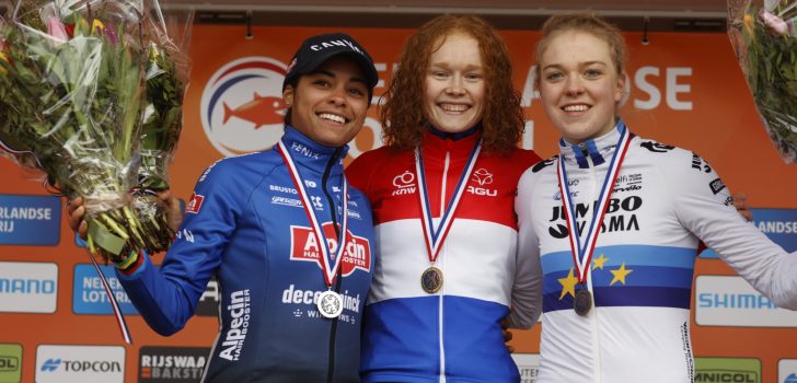 Puck Pieterse ontvangt pakketje met rood-wit-blauw snelpak: “Vet!”