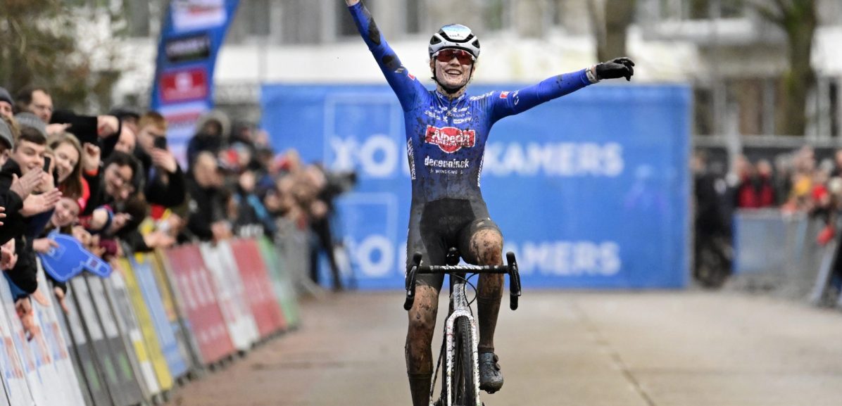 Puck Pieterse soleert naar zege in X2O-cross Herentals, baaldag voor Betsema