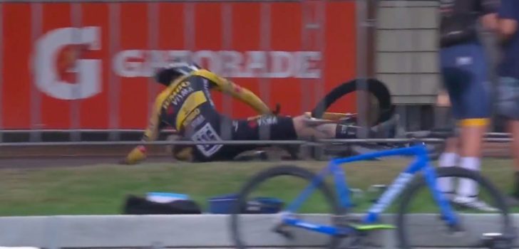 Video: Spekgladde wegen zorgen voor valpartijen in Tour Down Under