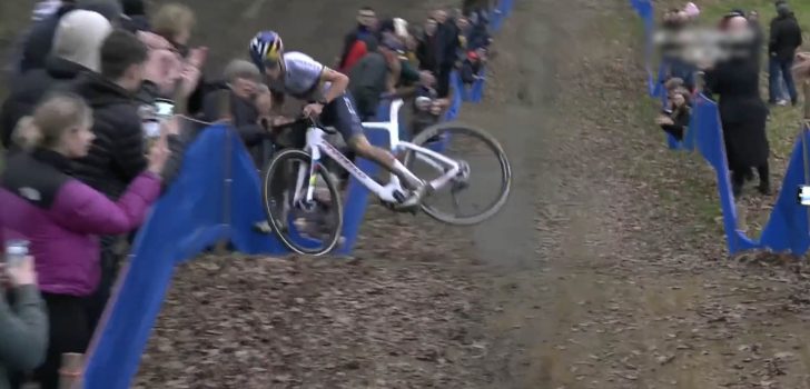 Tom Pidcock knalt het publiek in door stunt die mislukt
