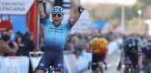 Peloton komt te laat in Ronde van Valencia, Simone Velasco klopt medevluchters