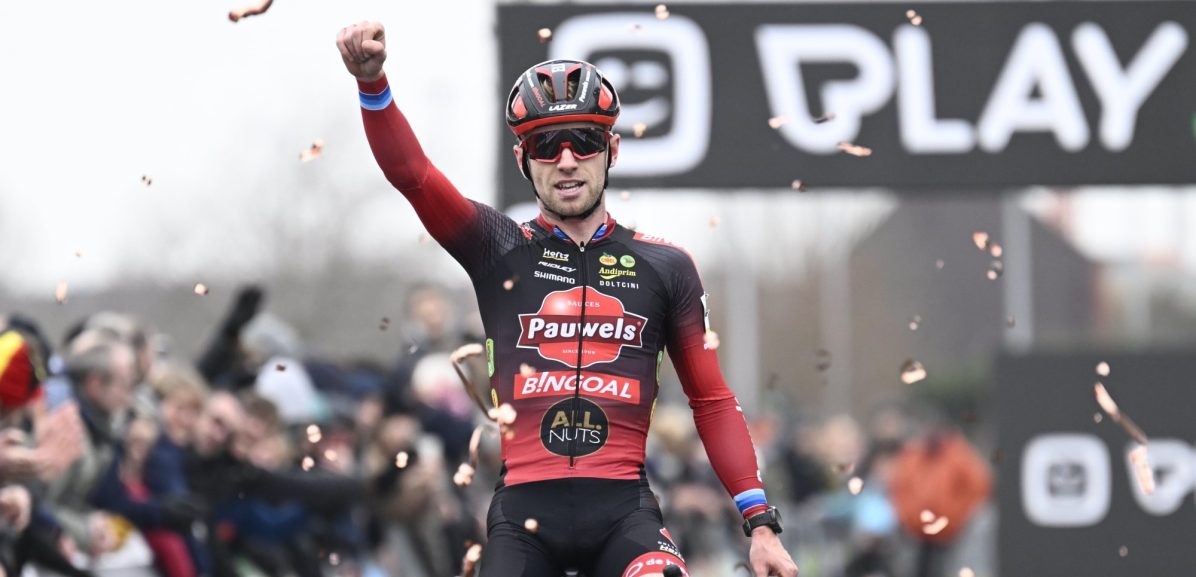 Iserbyt zegeviert in spannende slotmanche Superprestige, Van der Haar eindwinnaar