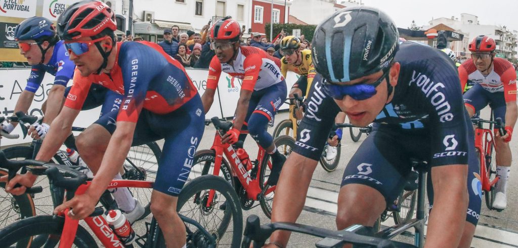 Tom Pidcock raakt vijfde plaats in Algarve kwijt na duw in sprint