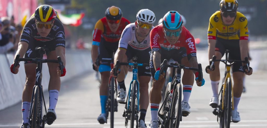 Merlier klopt Ewan na fotofinish in UAE Tour, Evenepoel en Bilbao slaan slag in waaiers