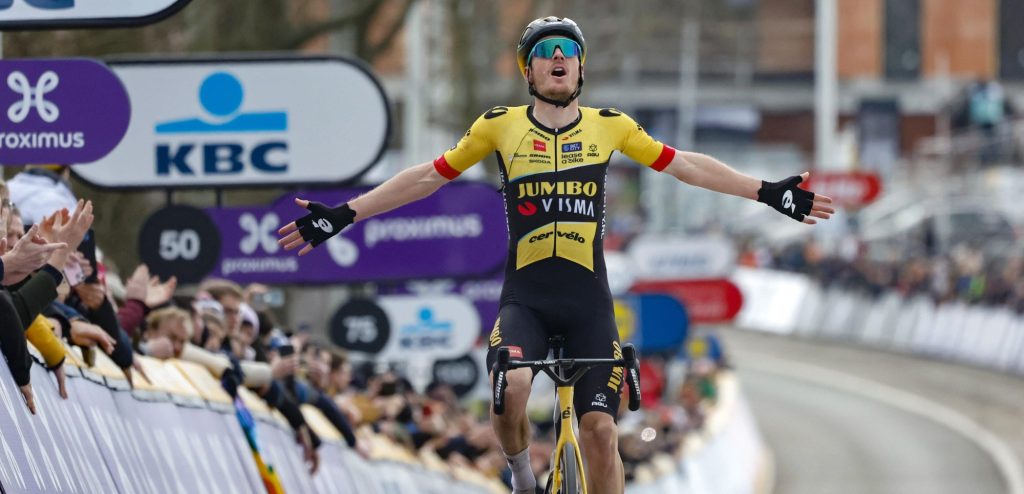 Dylan van Baarle debuteert voor Jumbo-Visma met solozege in Omloop Het Nieuwsblad