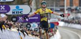 Dylan van Baarle debuteert voor Jumbo-Visma met solozege in Omloop Het Nieuwsblad