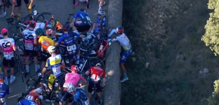 Ploegmaat Mathieu van der Poel trekt Franse collega aan rand van brug omhoog