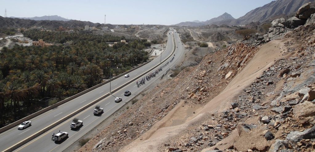 Te laag vliegende helikopter zorgt voor tumult bij finish Tour of Oman