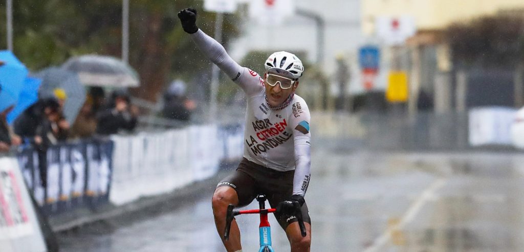 Nans Peters soleert naar winst in natte Trofeo Laigueglia