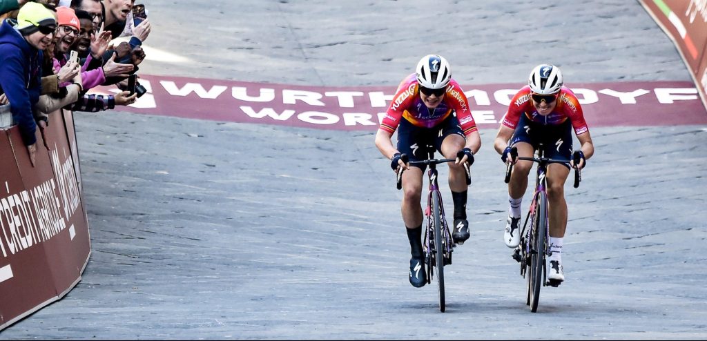 Demi Vollering wint Strade Bianche na rare finale met Lotte Kopecky