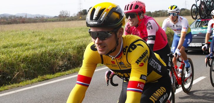 Goedlachse Roglic moet zege vieren op geïmproviseerd podium