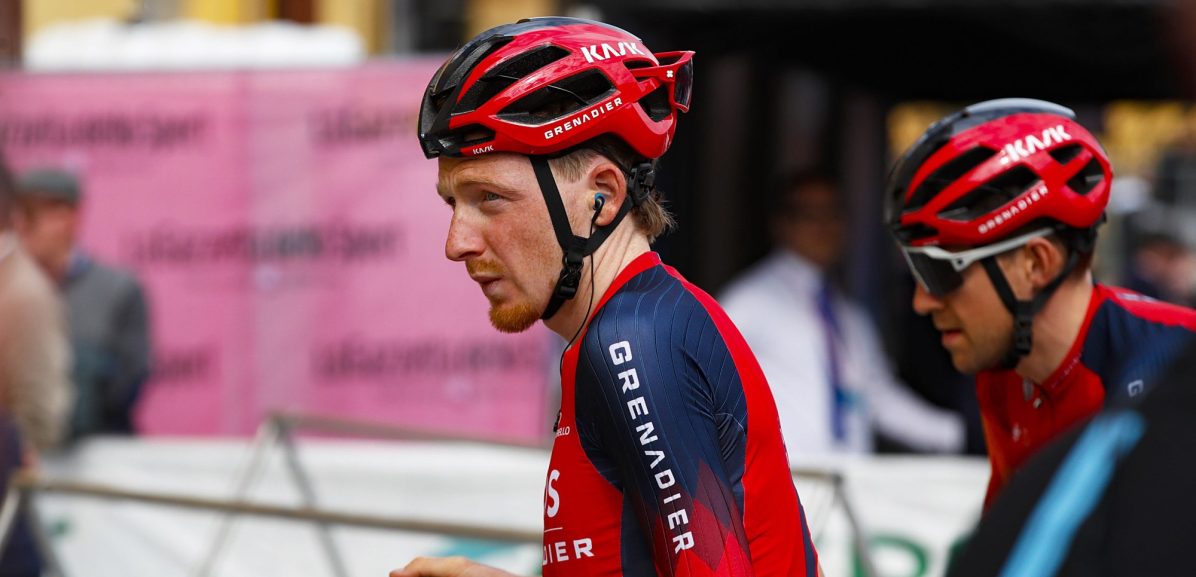 Tao Geoghegan Hart zit na lange revalidatie (in Nederland) weer op de fiets
