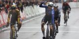 Waaierspektakel: Jasper Philipsen sprint naar zege na loodzware Classic Brugge-De Panne