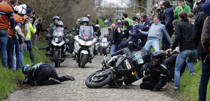 Opmerkelijke beelden: motard neemt toeschouwers mee in zijn val op Oude Kwaremont