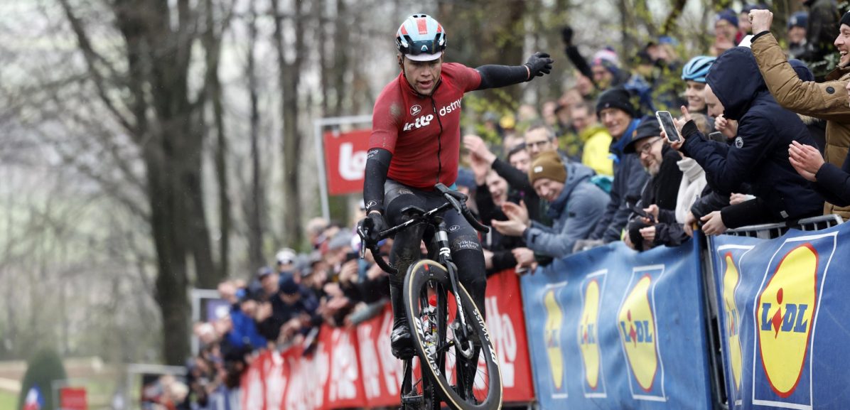 Arnaud De Lie vermaakt publiek met wheelie op de Kemmelberg