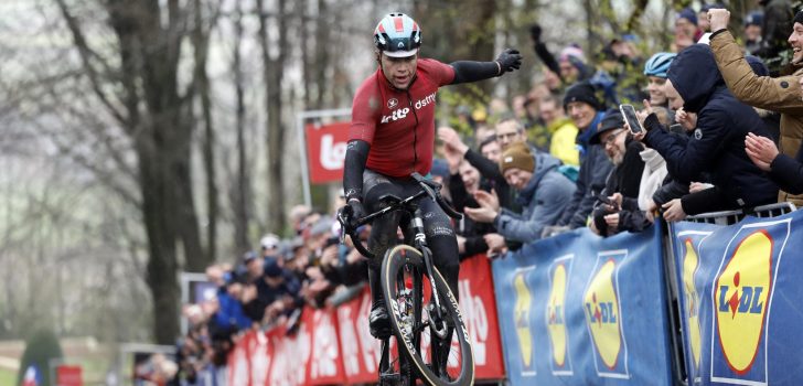Arnaud De Lie vermaakt publiek met wheelie op de Kemmelberg