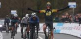 Jesse Kramer zegeviert in loodzware Limburgrit Olympia’s Tour, Mathias Bregnhøj eindwinnaar