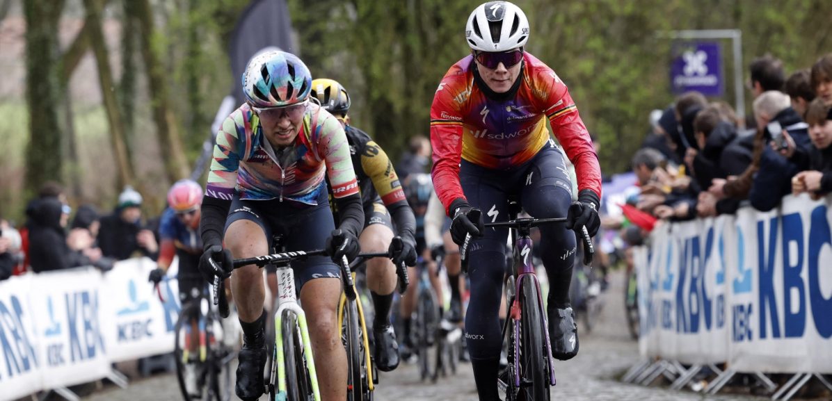 Kopecky over val Wiebes: “Stopte even om te kijken of ze oké was”