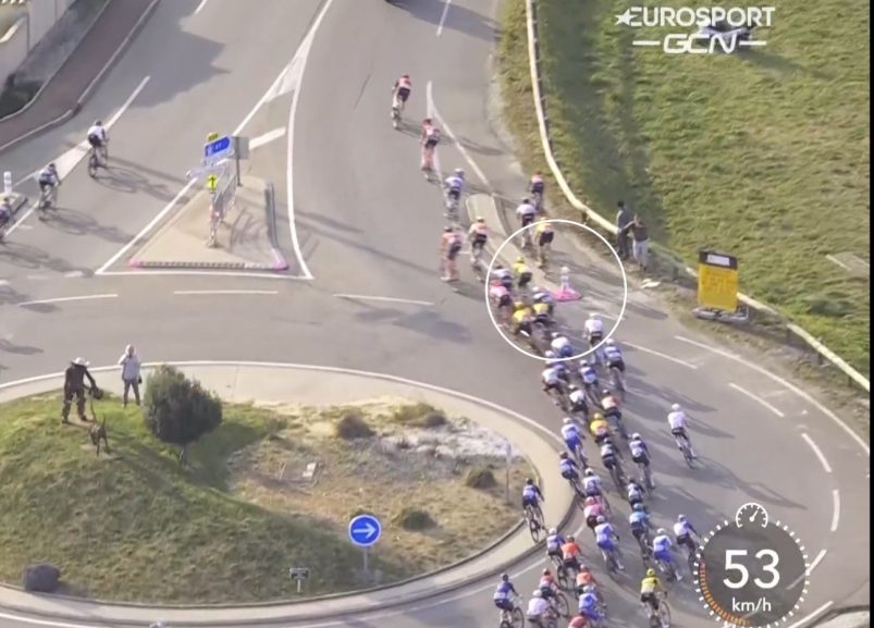 Kritiek uit peloton op gevaarlijke rotonde in slotkilometer Parijs-Nice