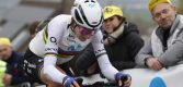 Annemiek van Vleuten sterk omringd door Movistar in laatste Amstel Gold Race