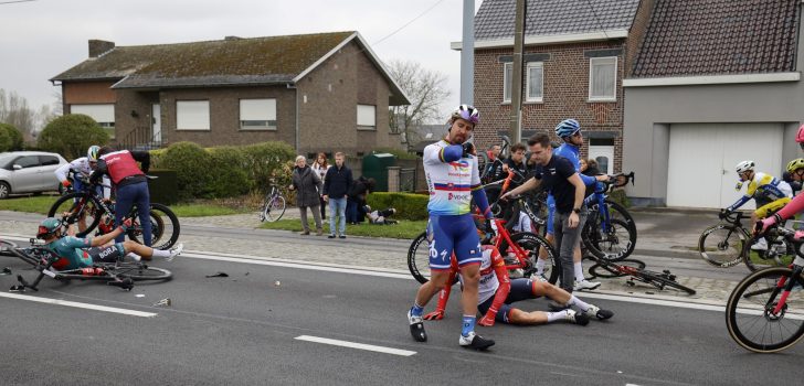 René van der Gijp wekt verontwaardiging met gelach om massale val in de Ronde