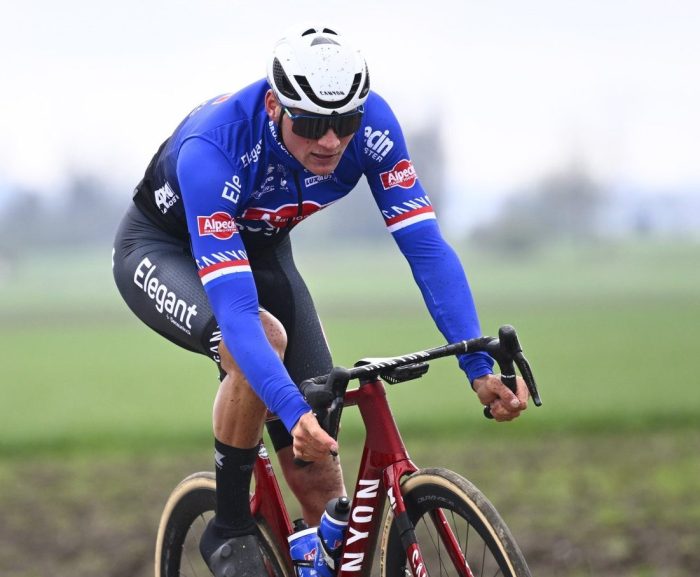 Van der Poel zonder plan gestart in Roubaix: “Je komt sowieso iets tegen onderweg”