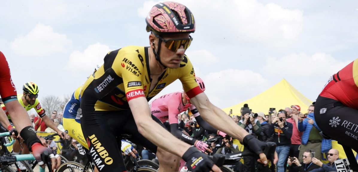 Dylan van Baarle met hoofdblessure afgevoerd naar ziekenhuis na val in Parijs-Roubaix