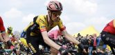 Dylan van Baarle met hoofdblessure afgevoerd naar ziekenhuis na val in Parijs-Roubaix