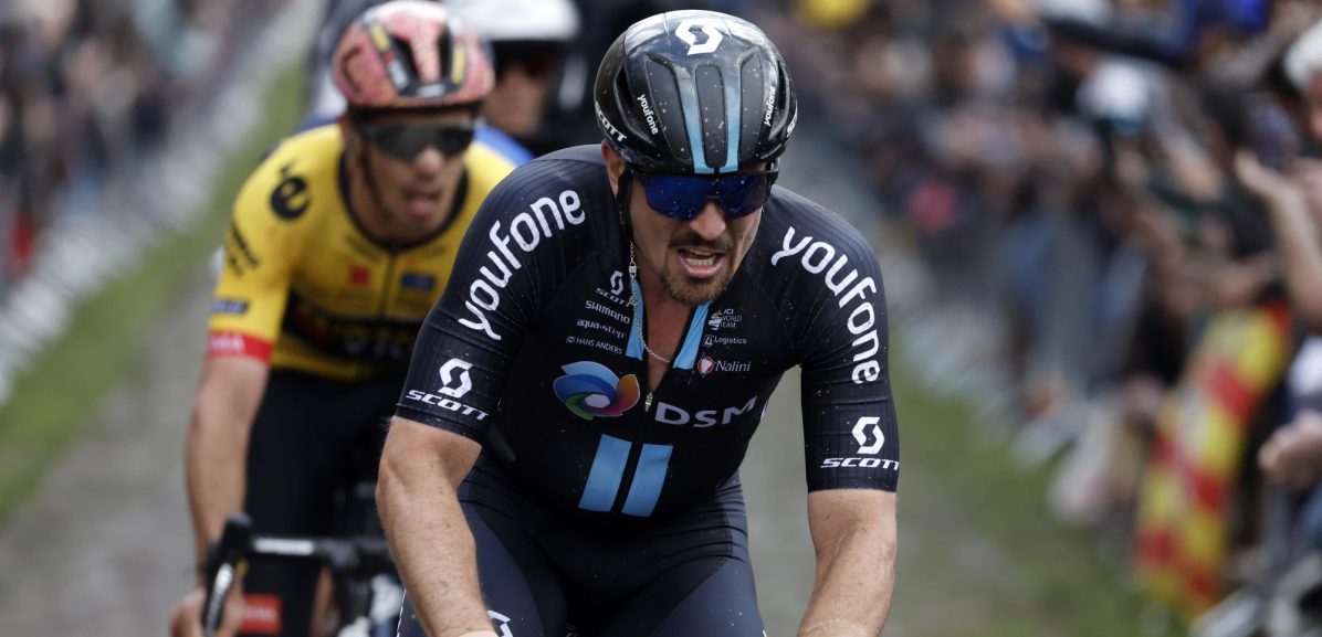 Drama voor Degenkolb: Duitser valt letterlijk weg uit kopgroep op Carrefour de l’Arbre
