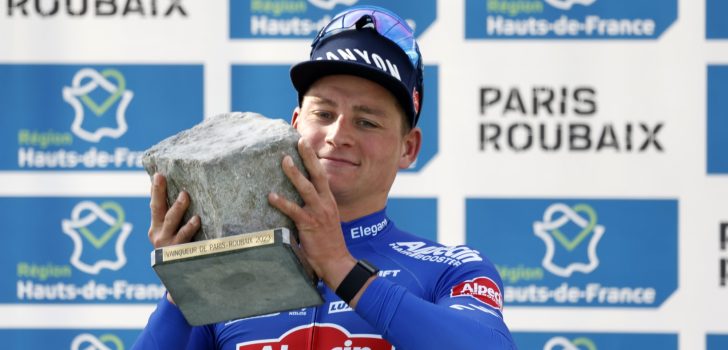 Voetjes van de vloer: Van der Poel en ploegmakkers vieren zege Parijs-Roubaix in discotheek in Kuurne