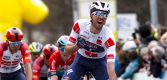 Dubbelslag Ethan Vernon na sprintduel met Thibau Nys in Ronde van Romandië