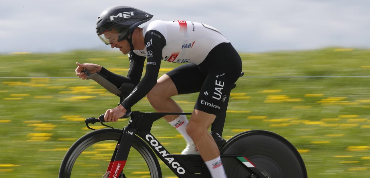 Mikkel Bjerg is laatste ploegmaat Mads Pedersen in Olympische wegrit in Parijs