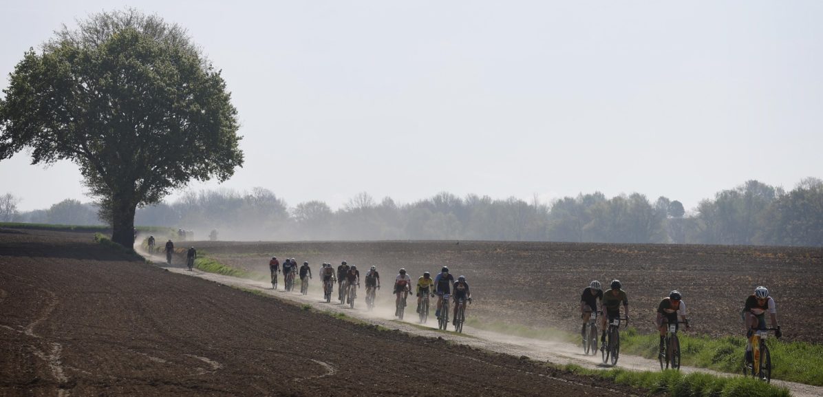 Keegan Swenson wint Unbound Gravel, Laurens ten Dam vierde
