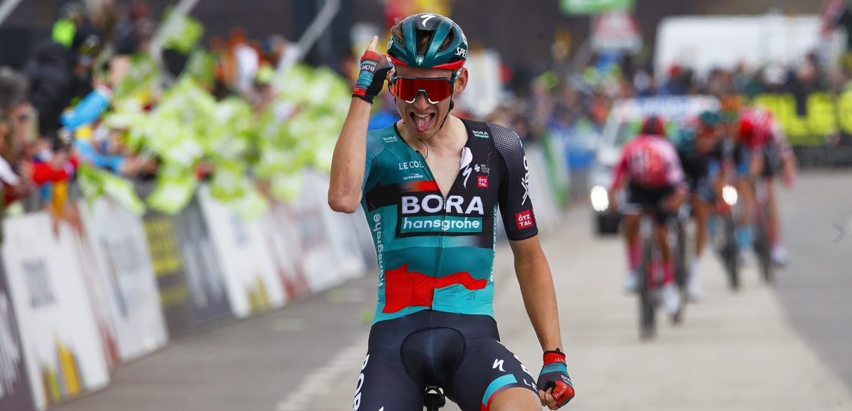 Sterke en slimme Lennard Kämna wint zware bergrit in Tour of the Alps
