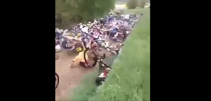 Etappe in Tour de Bretagne geannuleerd na massale valpartij op modder