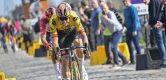 Dokkeren over de keien: Wout van Aert verkent nu al kasseien van Parijs-Roubaix