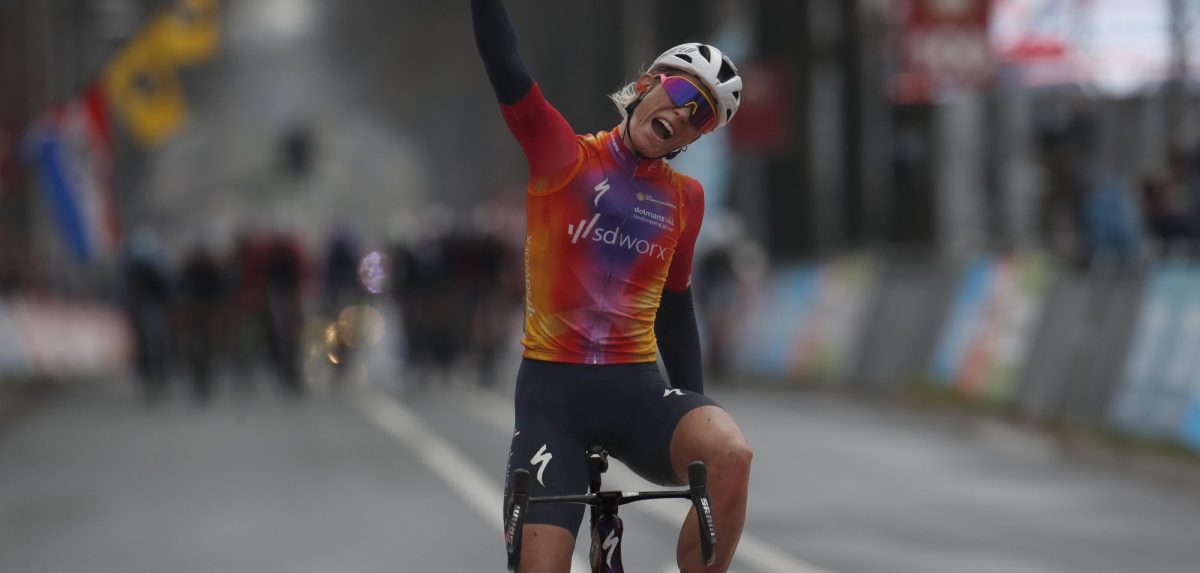 Nu wel raak: sterke Vollering wint Amstel Gold Race, ploeggenote Kopecky tweede