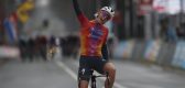 Nu wel raak: sterke Vollering wint Amstel Gold Race, ploeggenote Kopecky tweede