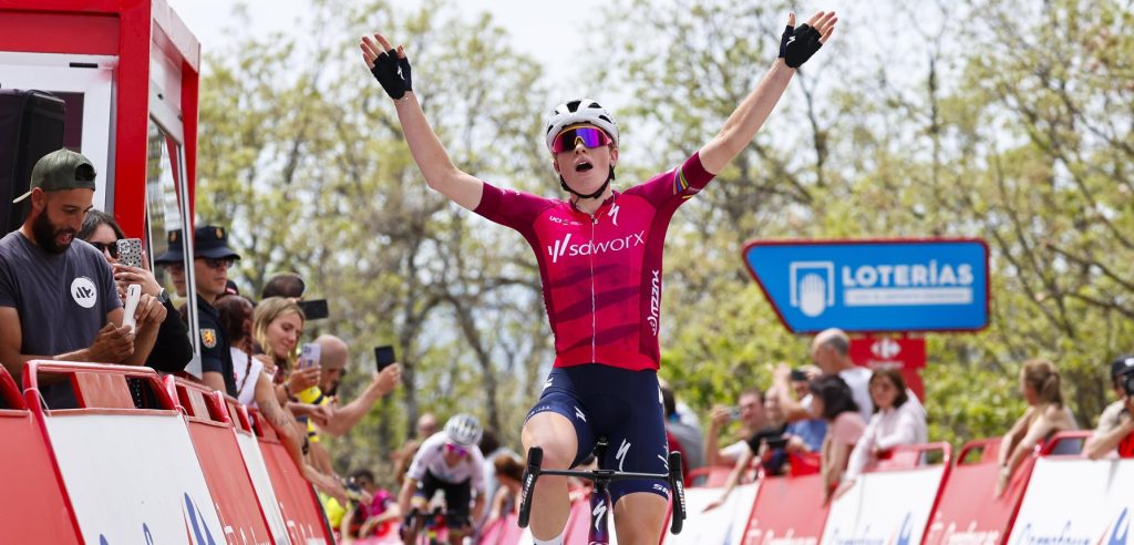 Demi Vollering klopt Annemiek van Vleuten en is leidster na eerste bergrit Vuelta