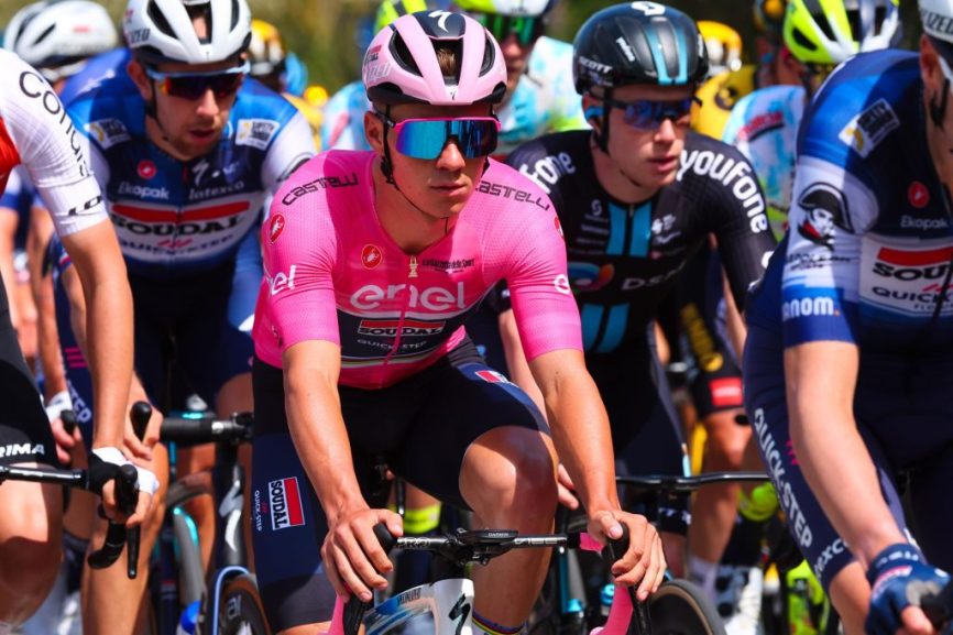 Remco Evenepoel ontsnapt aan late valpartij in Giro: “Zag het naast mij gebeuren”