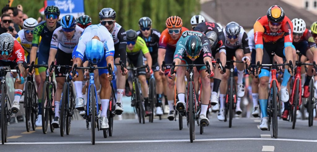 Dylan Groenewegen wint eerste sprint in Ronde van Hongarije, crash met Bernal ontsiert finale