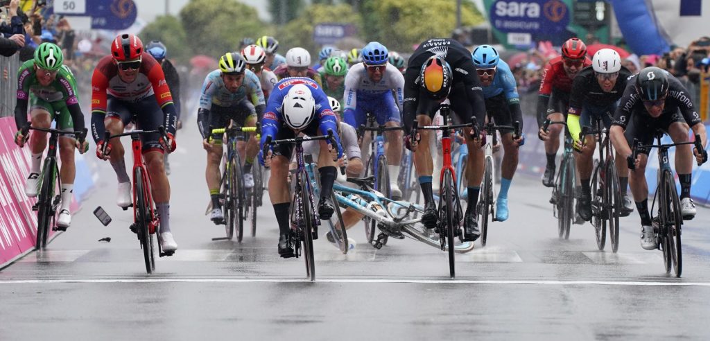 Giro 2023: Alberto Dainese teruggezet in uitslag door gevaarlijke actie in sprint