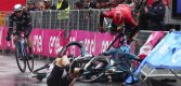 Giro 2023: David Dekker komt met schrik vrij na harde crash in de hekken