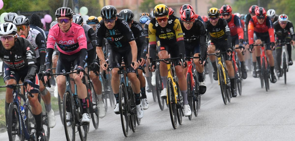 Giro 2023: Peloton blijft geteisterd worden door regenbuien, ook tijdens tijdrit