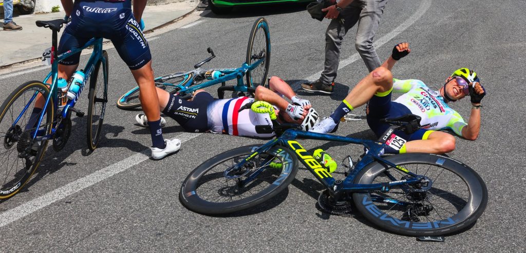 Giro 2023: Mark Cavendish en Arne Marit vallen door windvlaag in geloste groep