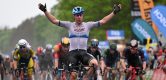 Fabio Jakobsen boekt overtuigende sprintzege in Ronde van Hongarije