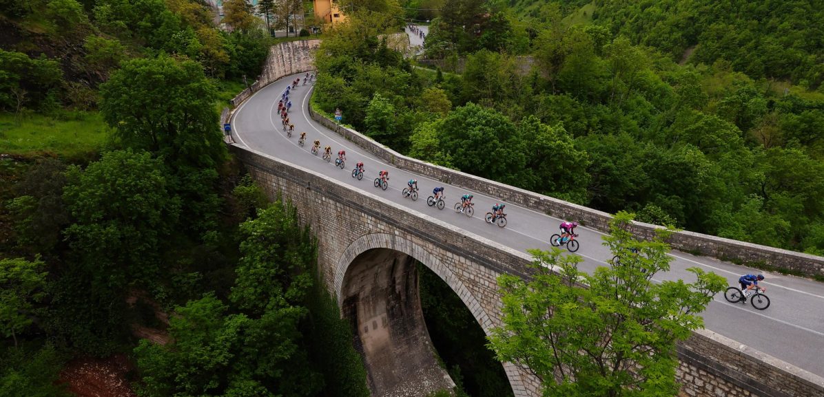 Ilkhan Dostiyev wint ultrakorte bergrit in Giro Valle d'Aosta, Max van der Meulen in de top-tien